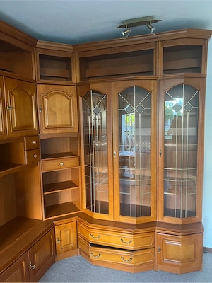 Große Eck-Wohnwand Kirschbaum-Optik mit Vitrine & Couchtisch