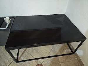 Moderner Couchtisch mit schwarzem Metallgestell