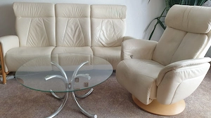 Biete sehr schöne Ledercouch mit Funktionssessel und Couchtisch zum Wohlfühlen