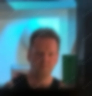 Hi, Du (w), jünger, würdest gerne netten, humorvollen älteren Mann kennenlernen ?