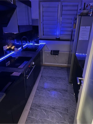 Küche mit Elektrogeräten und besondere LED Beleuchtung