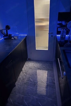 Küche mit Elektrogeräten und besondere LED Beleuchtung Bild 2