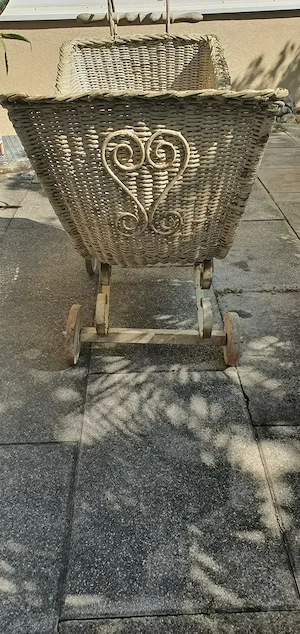 Alter Korbkinderwagen Bild 4