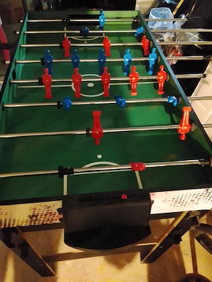 Spieltisch mit verschiedenen Spielen