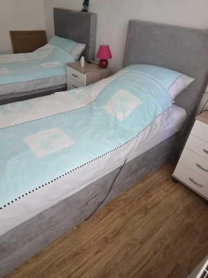 2 neuwertige Boxspringbetten 