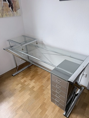 Schreibtisch mit Bürostuhl.