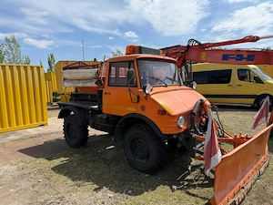 Unimog 421 mit Räumschild