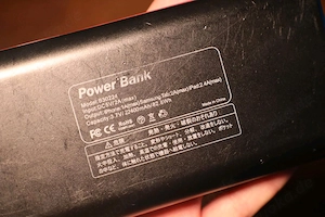 Powerbank schwarz mit Sticker Bild 2