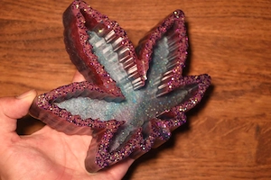 Handgefertigter Epoxidharz Aschenbecher Cannabisblatt Design