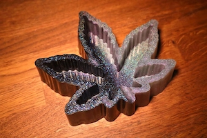 Aschenbecher aus Epoxidharz in Cannabisblatt-Form