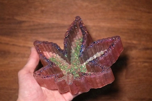Handgefertigter Epoxidharz Aschenbecher Cannabisblatt Form