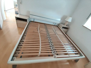 Weißes Bett mit Dunlopillo Lattenrosten, 180x200