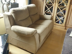 2-Sitzer Sofa in hellbeige