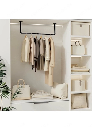 Schwarze Garderobe Bild 4