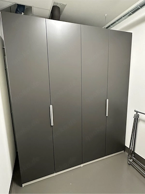 zwei graue Kleiderschränke