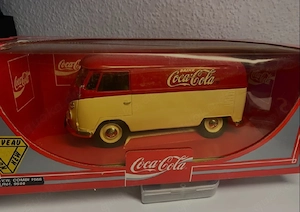 VW T1 Coca Cola in 1:18 v. Solido