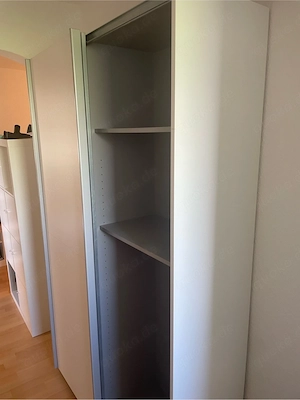 Weißer Wandschrank mit Schiebetüren Bild 4