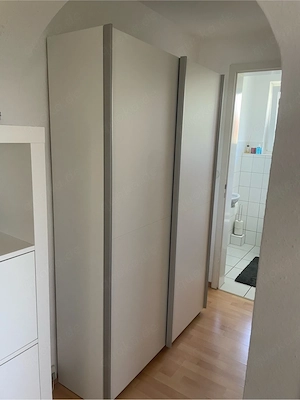 Weißer Wandschrank mit Schiebetüren Bild 2