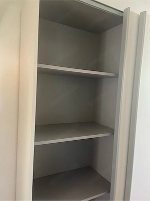 Weißer Wandschrank mit Schiebetüren Bild 3