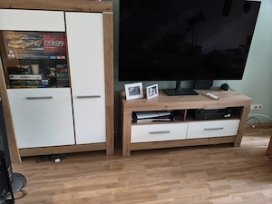 Wohnzimmer Schränke und Couchtisch 