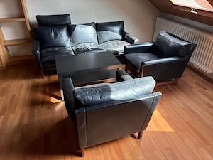 Ledercouch und 2 Sessel