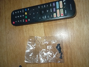 LCD TV Hisense 55 Zoll Bildschirm etwas Kaputt mit Standfüßen und Schrauben Bild 3