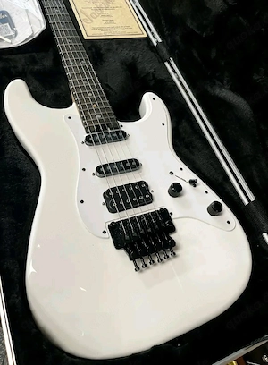    Weiße E-Gitarre zu verkaufen   sehr gepflegter Zustand!    Ich verkaufe eine schöne weiße E-Gitar Bild 2
