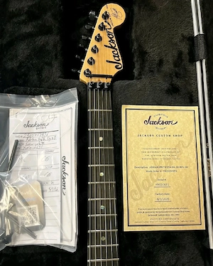    Weiße E-Gitarre zu verkaufen   sehr gepflegter Zustand!    Ich verkaufe eine schöne weiße E-Gitar Bild 5