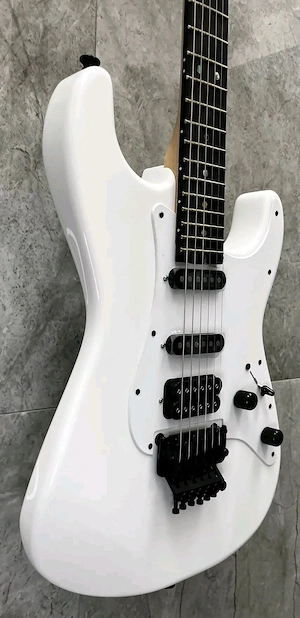    Weiße E-Gitarre zu verkaufen   sehr gepflegter Zustand!    Ich verkaufe eine schöne weiße E-Gitar Bild 4