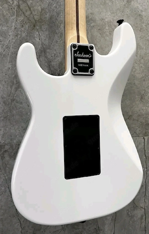    Weiße E-Gitarre zu verkaufen   sehr gepflegter Zustand!    Ich verkaufe eine schöne weiße E-Gitar Bild 3