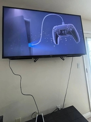 PlayStation PS5 mit einem Controller 