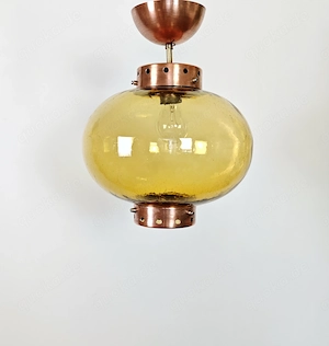 Pendelleuchte im Mid-Century-Modern-Stil aus bernsteinfarbenem Glas und Kupfer
