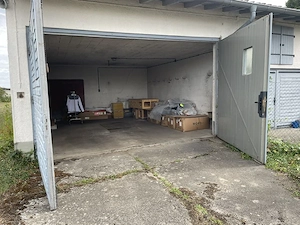 Großzügige Garage mit viel Platz - ideal für Material zu lagern & Fahrzeuge