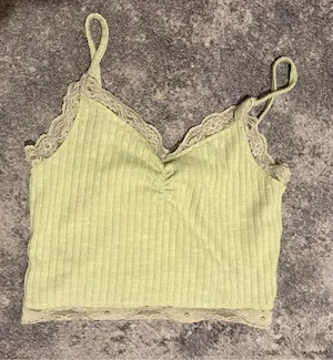 Hellgrünes geripptes Crop-Top mit Spitzenbesatz