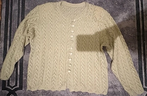 Hellgrüne Strickjacke, Größe S-M