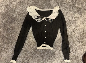 Schwarzer Strick-Cardigan mit weißem Kragen und Schleife