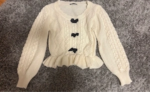 Cremefarbener Strick-Cardigan mit Schleifen