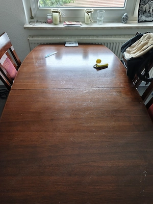 Tisch aus Massivholz