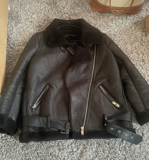Damen-Lederimitatjacke mit Fellfutter