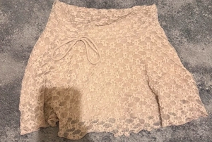 Eleganter beiger Spitzenrock Minirock