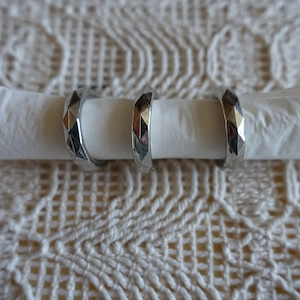 Schalring, Tuchring, oder Ring? Durchm. ca. 2 cm, gemustert