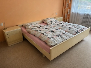 Doppelbett inkl. Lattenrost, Matratzen und Nachttischen