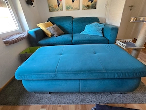Samtiges Türkises Sofa mit großem Hocker