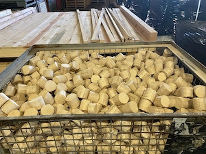 Gepresste Holzbriketts in Gitterbox