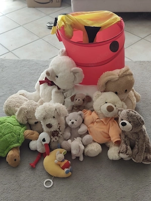groses Kuscheltier Paket mit Aufbewahrungskorb 