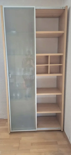 Schöner, hoher Schrank mit Glasschiebetür & Holzoptik zu verkaufen