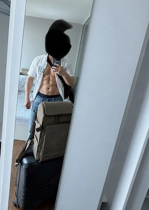 Sportlicher Mann mit 23 cm großem XXL-Penis sucht Frauen für Spaß