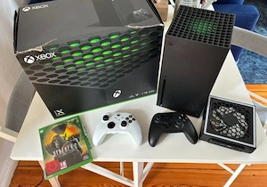 XboX series X in schwarz mit zwei Controllern und Stalker 2 auf der Cd