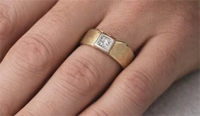 Siegelring mit einem Brillanten 0,15 ct. W SI in 585er-Gelbgold Bild 2