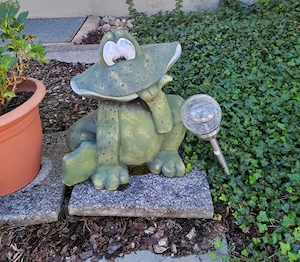 grosse Frosch Figur Garten